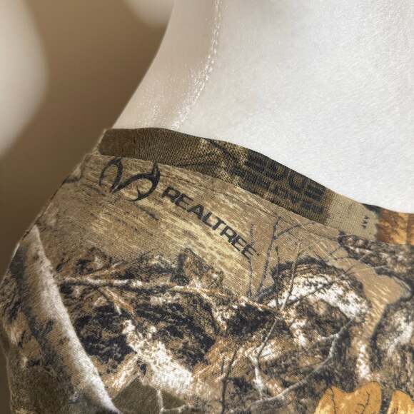 Magellan Outdoors Hunting Realtree Camo SS V-Neck Womens XL - Picture 2 of 3